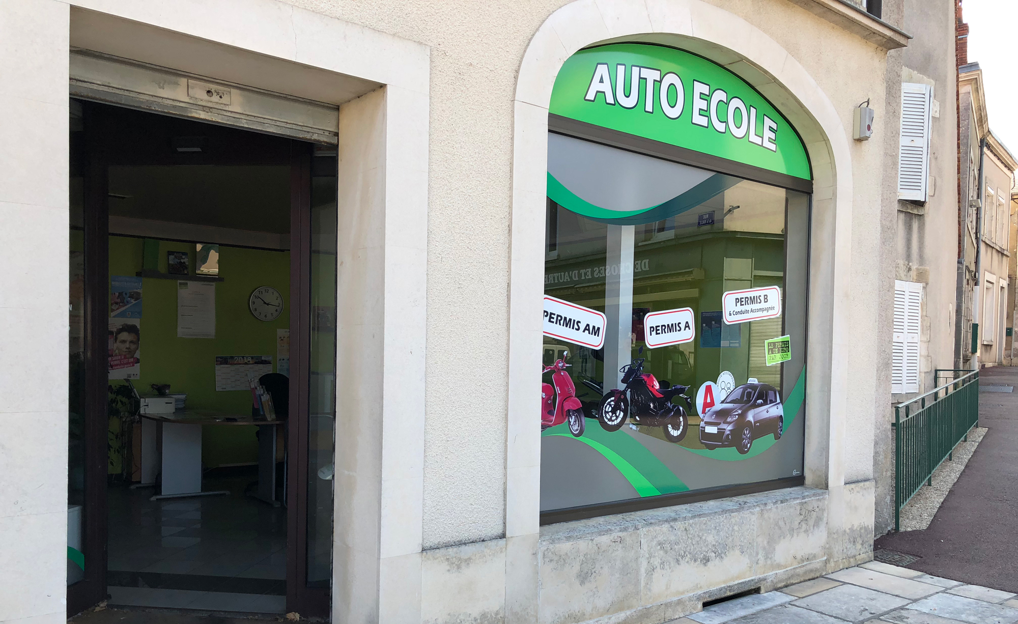 devanture de l'auto école des Aix d'Angillon.