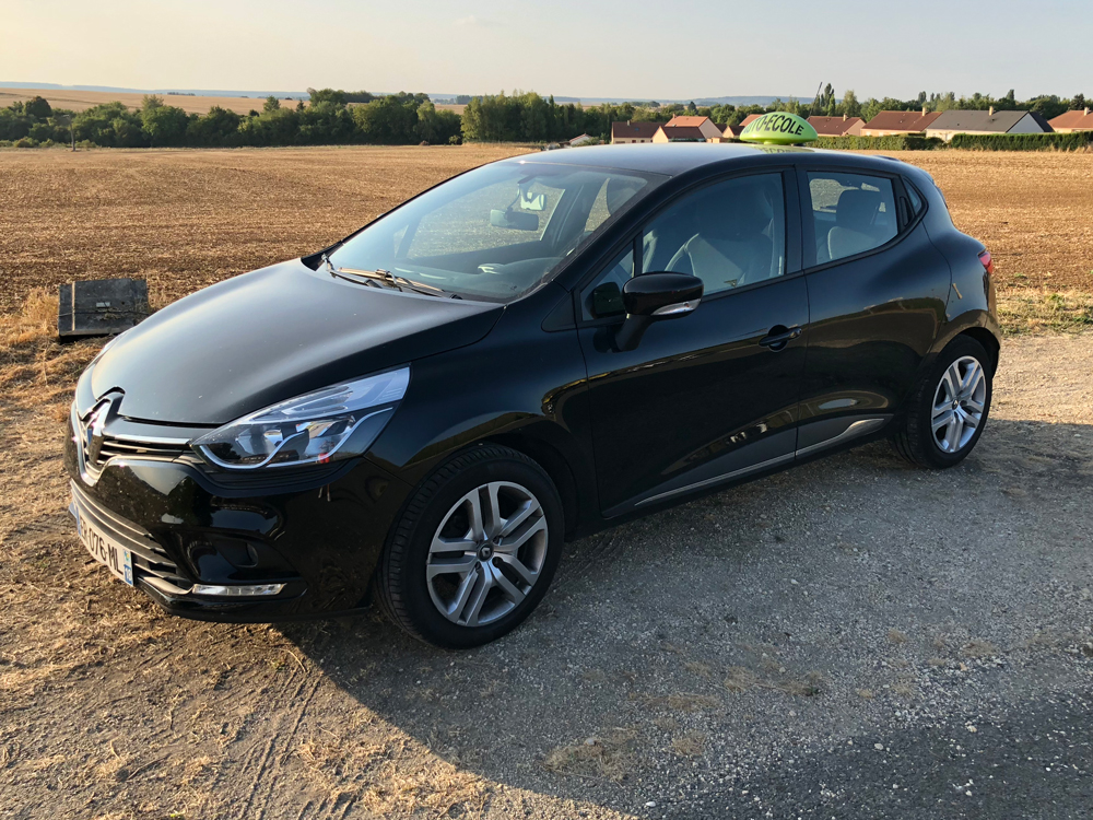 Renault Clio pour la formation au permis B (Boîte Manuelle) de l'auto école des Aix d'Angillon.