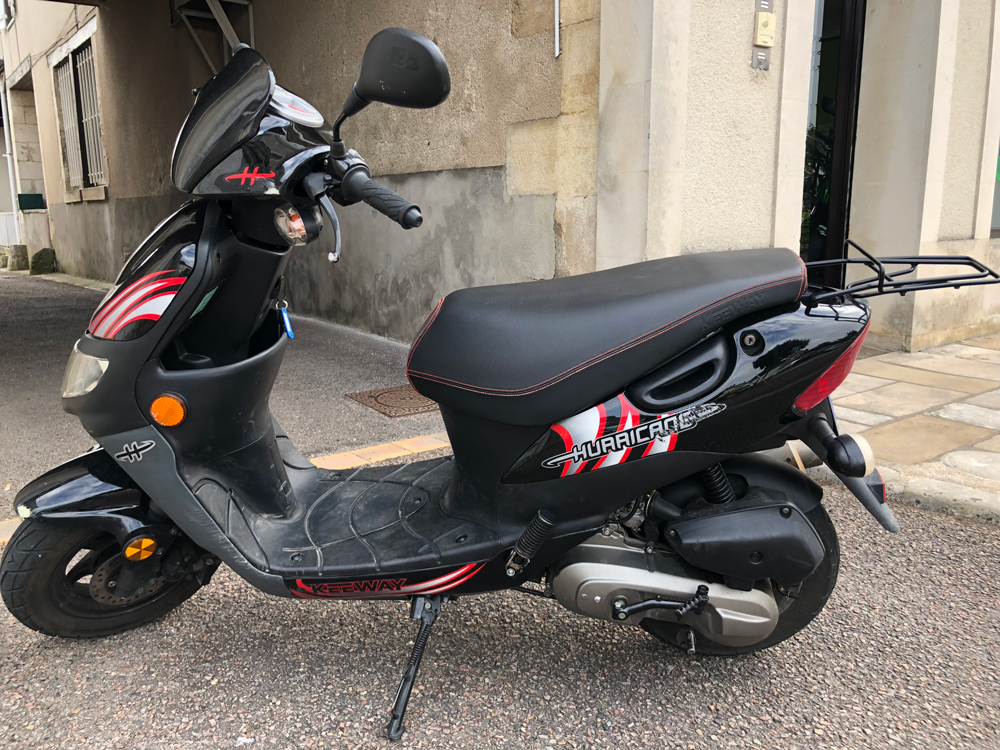 Scooter pour la formation au permis AM de l'auto école des Aix d'Angillon.