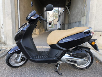 Scooter pour la formation au permis AM de l'auto école des Aix d'Angillon.