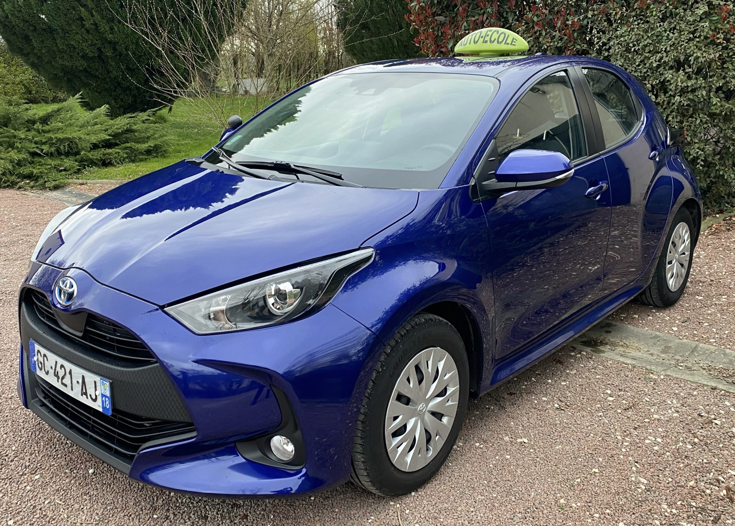 Toyota Yaris  pour la formation au permis B78 ( boîte automatique) de l'auto école des Aix d'Angillon.