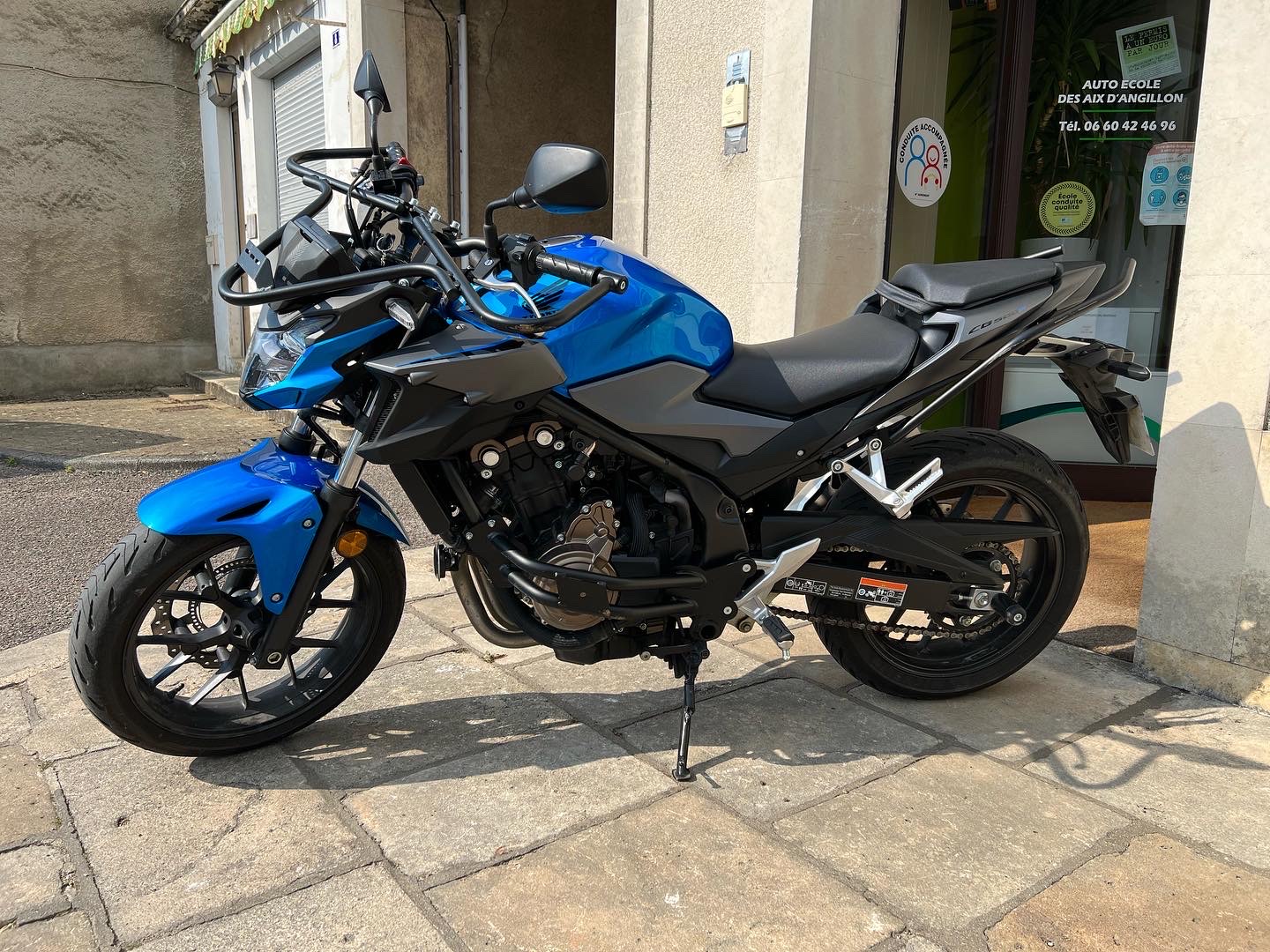 Honda CB 500F  pour la formation au permis A2 de l'auto école des Aix d'Angillon.